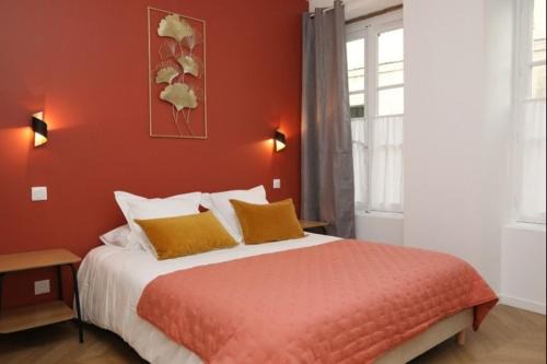 Senlis Apartment | Notre Dame de Senlis by La boite en Plus