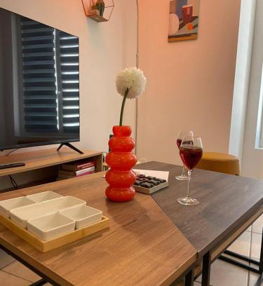Surgeres Apartment | Nouveau! Appartement climatisé à 100m du marché- Tendance 70's