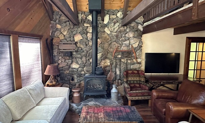 Truckee Cabin | NOW AVAILABLE FOR 2025-26 SKI SEASON - MINIMUM 3 MONTH RENTAL