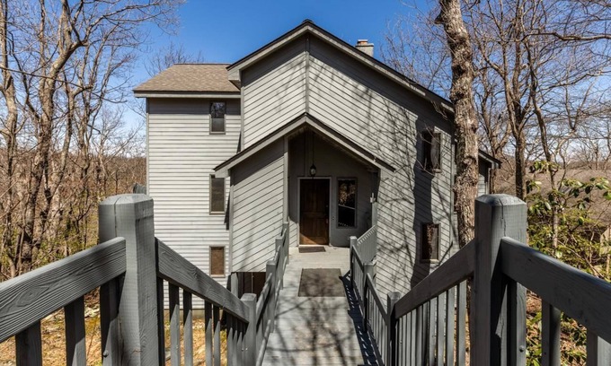 Nellysford House | Nowhere Land with Wintergreen Advantage