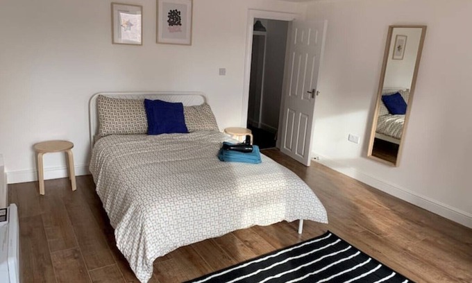 Leicester City Centre Apartment | NR GRAND HOTEL-MASTER BEDROOM WITH A CITY VIEW