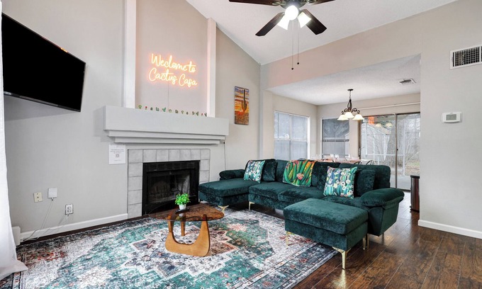 West San Antonio House | Nr Sea World | WiFi Games | Yard | Pets | Parking