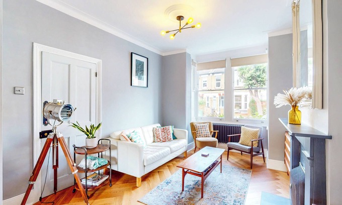 Grove Green House | nStylish 2BR House w/Garden | 10min walk to Tube