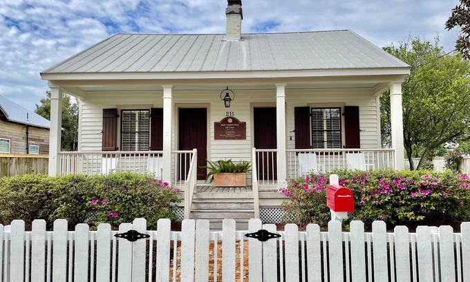 Seville Historic District Cottage | nThe MTR Cottage - Downtown Garden Elegance