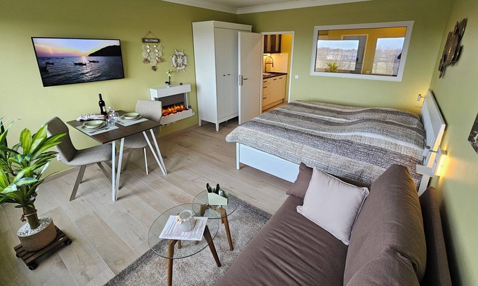Ostholstein Apartment | Nur 80m bis zum Südstrand ~ Yachthafenblick ~ Wlan ~ Parkplatz