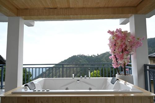 Mussoorie House | Nuri By The Hills Mountain Retreat with Jacuzzi