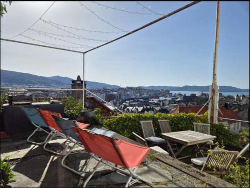 Bergen City Centre Apartment | Nydelig hus med privat hage og fantastisk utsikt over Fisketorget, Bryggen og Bergen sentrum