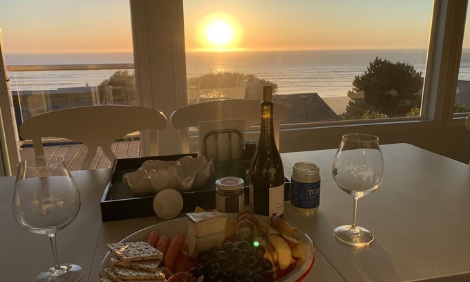 Newport House | Nye Beach Location. Walk to the Beach!