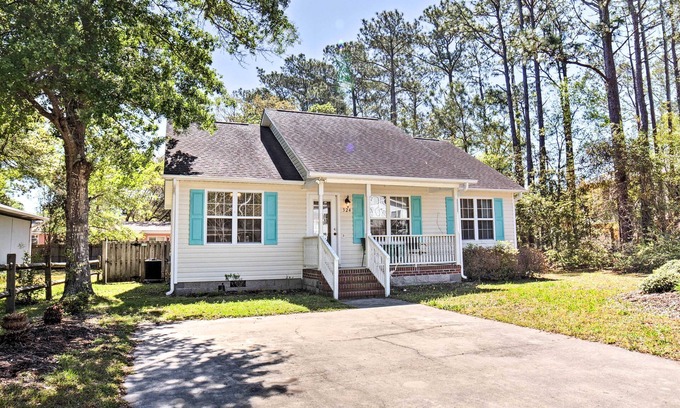 Tranquil Harbour Cottage | Oak Island Cottage - Walk to Beach & Intracoastal!