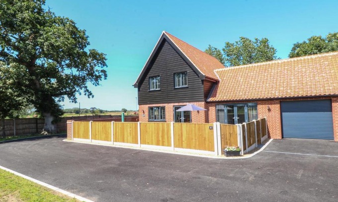 Filby House | Oak Tree House, 1 Homestead Gardens