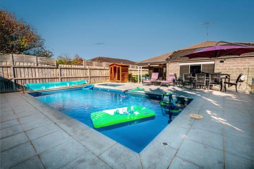Ocean Grove House | Oakdean Resort- Pool, Spa, Beach, Sleep 10