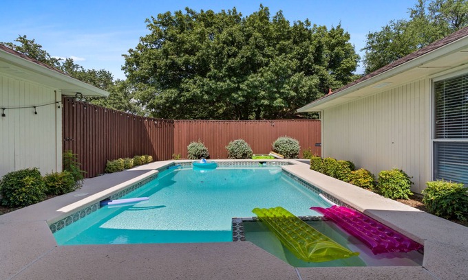 Far North Dallas House | >Oaks Manor< POOL! Large Luxury 5 BR House! Great Beds. Upscale quiet area! ERUV