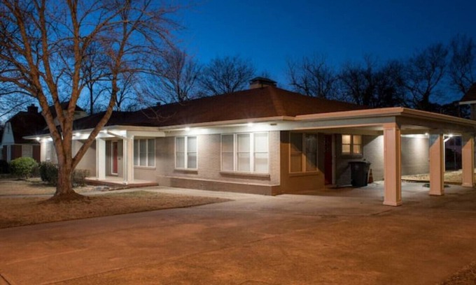 Hot Springs House | Oakwood · Steps to Oaklawn, minutes to downtown, lakes, more