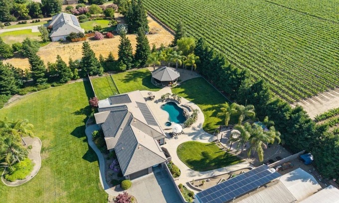 Victor House | Oasis on the vine - Custom Luxury home with Resort Amenities, 1800sqft Game Room