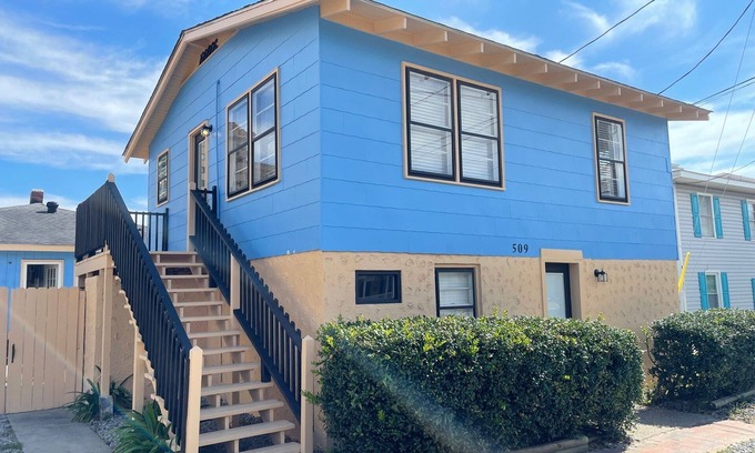 Ocean Drive House | "Ocean and Sand" 2BR/2BH house, 1 block to the beach