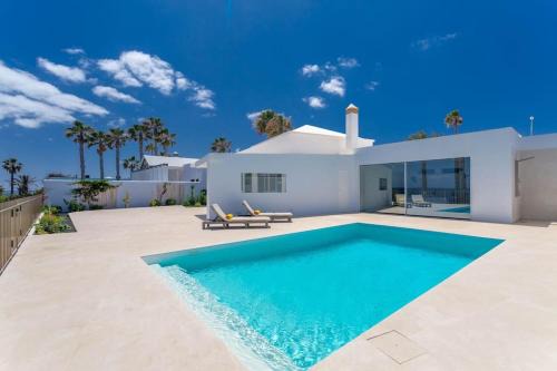Costa Teguise Villa | Ocean Bliss Beautiful Villa with Pool and Sea Views