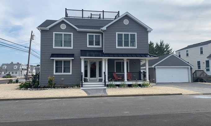 Peahala Park House | Ocean Block Spacious 5-bedroom house with central AC, Six Houses to Beach!