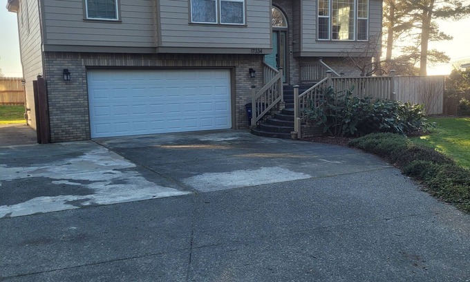 Brookings House | Ocean Blue View with apartment. A 4 bedroom home with AC, WiFi in Brookings, OR