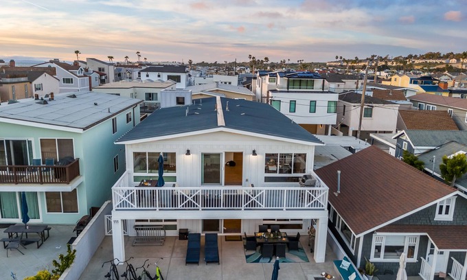 West Newport House | Ocean Breeze Buyout by AvantStay | Steps to Beach!