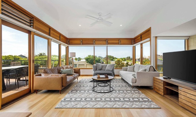 Surf Coast House | Ocean Breeze - Retreat in Torquay, Sleeps 11!