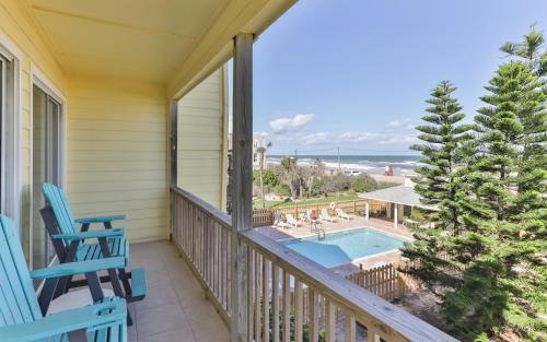 New Smyrna Beach Apartment | Ocean Club At Turtlemound 107 - 2 Bedroom 1 Bath