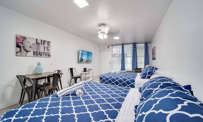 South Beach Condo | Ocean Drive Prime Apt w/2 QueenBeds & Washer/Dryer
