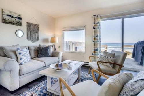 South Beach House | Ocean Front Duplex with Views! Dog Friendly -Surfside Cottage North