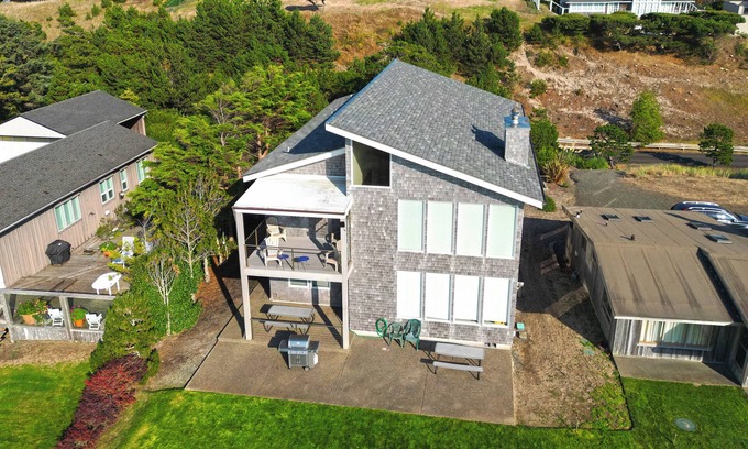 Gearhart House | OCEAN FRONT: MODERN MARVEL: Seaside Vacation Homes, Inc Managed Property