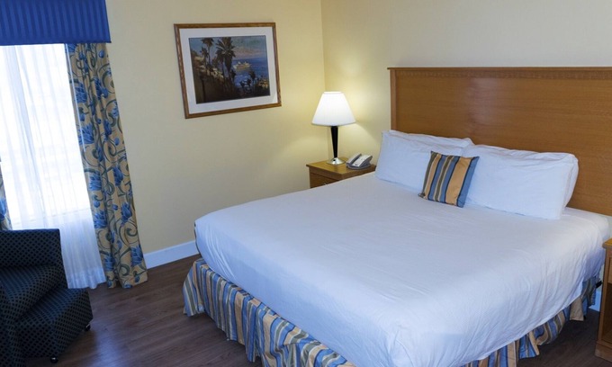 Northeast Virginia Beach Resort | Ocean Key Resort spacious 1 bedroom suite