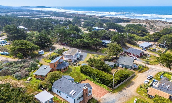 Salmon Creek House | Ocean Oasis:Easy Walk to Beach!New Beach Retreat-Bodega Bay!WiFi/Sauna!5Star!