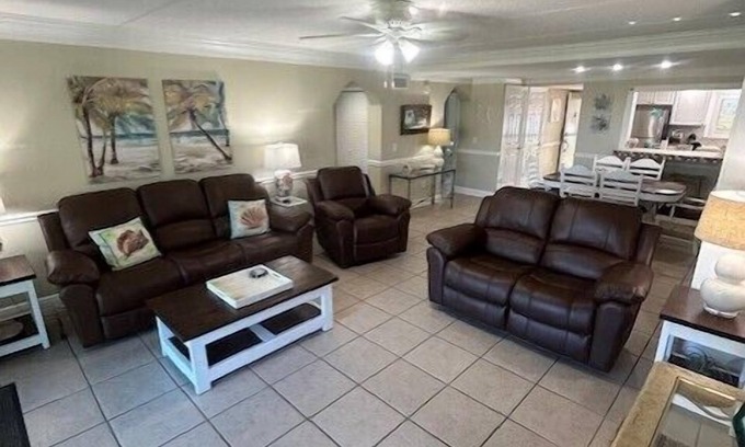 Crescent Beach Condo | Ocean View Flat 2 Bed/2 Bath +Murphy Bed - Fully Updated
