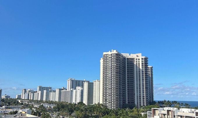 East Fort Lauderdale Condo | Ocean view in Fort Lauderdale Spacious 1-bedroom condo with pool and fitness rm