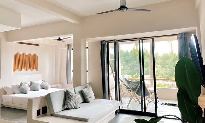 Santa Maria Apartment | Ocean View Loft | Queen Bed | Top Floor | Clean