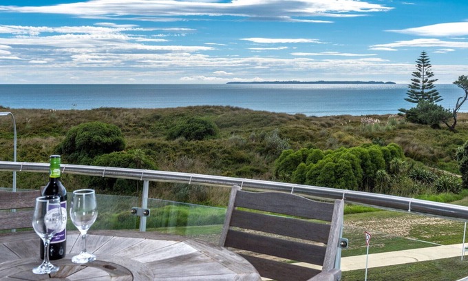 Papamoa Beach Cottage | OCEAN VIEWS AND BBQS - PAPAMOA HOLIDAY APARTMENT in Papamoa