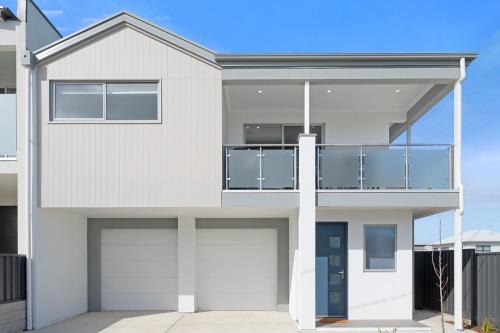 Christies Beach House | Ocean Views on Grundy I New Home I Family Friendly