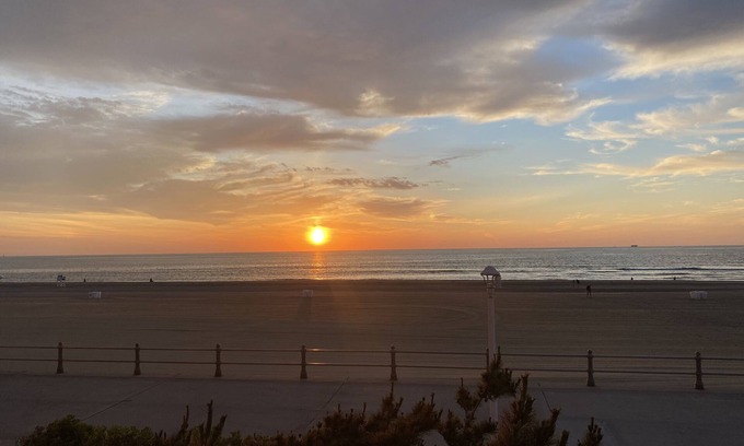 Northeast Virginia Beach Condo | Oceanfront 3-BR boardwalk condo w indoor pool!