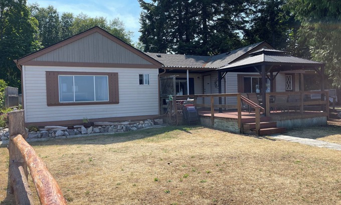 Regional District of Nanaimo House | Oceanfront Beachcroft House