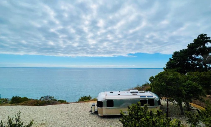 Eastern Malibu House | Oceanfront, Bluff-top, Luxury Caravan in Malibu