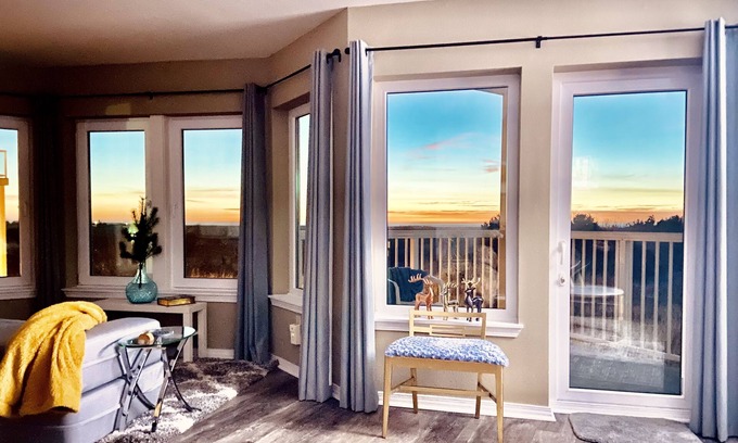 Long Beach Apartment | Oceanfront Designer Retreat: 2 Masters, KING Bed!