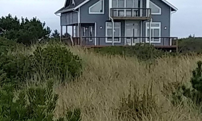 Ocean Shores House | Oceanfront getaway