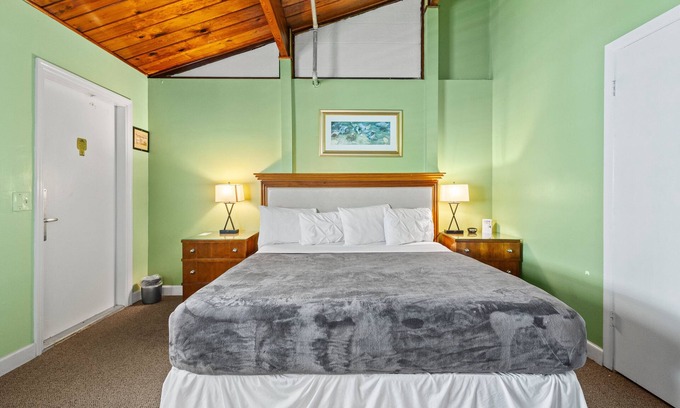Fort Pierce Apartment | Oceanfront Inn Room #10- Standard Room - King Bed
