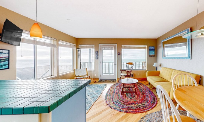 Newport Condo | Oceanfront Nye Beach condo with gorgeous corner view & beach access