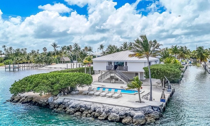 Islamorada House | Oceanfront, Pool, Dock. Checks all the boxes!