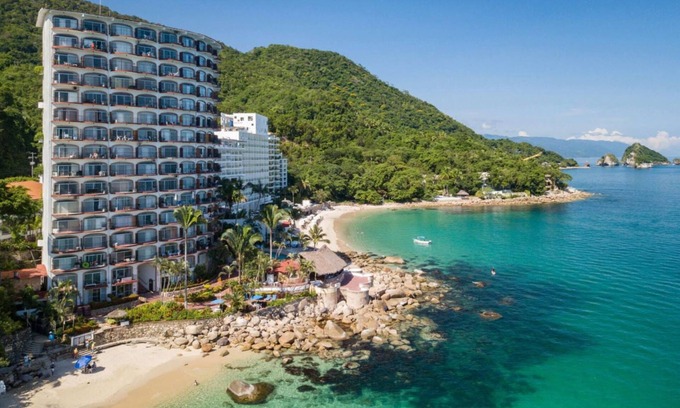 South Shore Hotel Area Condo | Oceanfront studio condo on Las Gemelas Beach Fully remodeled.