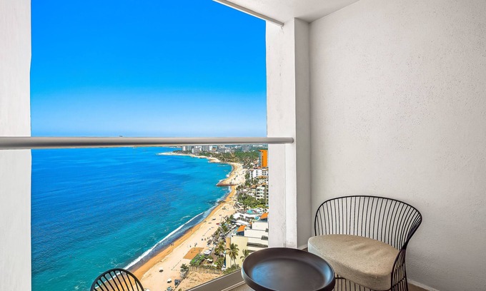 Las Glorias Apartment | Oceanfront studio with private balcony, rooftop infinity pool & gym