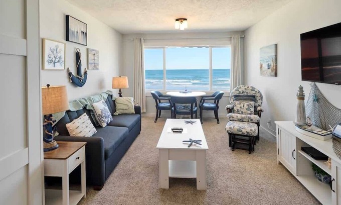 Lincoln City Condo | Oceanfront Suite - Top Floor - Pool and Sauna - Sleeps 6!