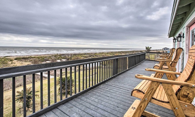 Cedar Lane Cottage | Oceanfront Vacation Home w/ Deck & Views!