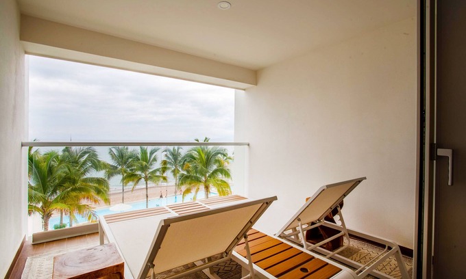 Las Glorias Condo | Oceanfront w/Pool, Hot Tub & Gym