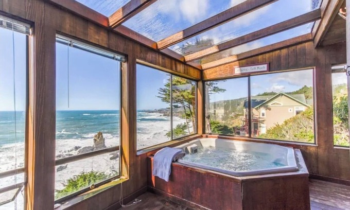 Gualala House | Oceanfront w/sweeping views, decks, hot tub and dog friendly!Gualala/Sea Ranch