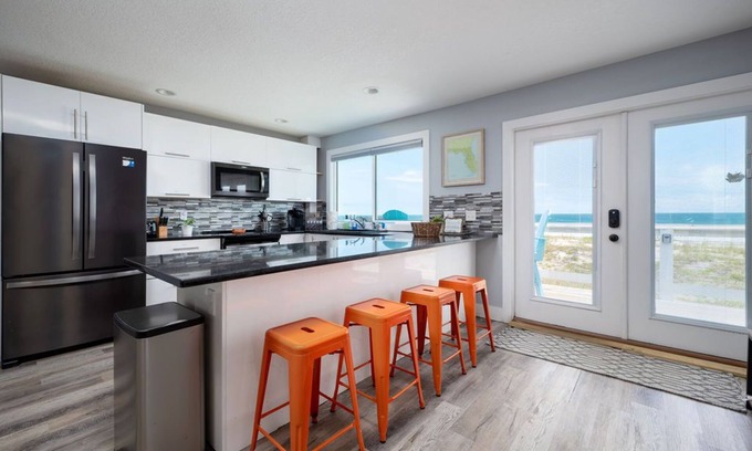 Jacksonville Beach Apartment | Oceanfront w views for grps/families (top floor)